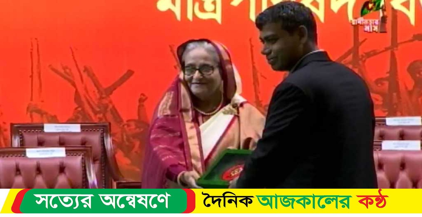 স্বাধীনতা পুরস্কার দিলেন শেখ হাসিনা
