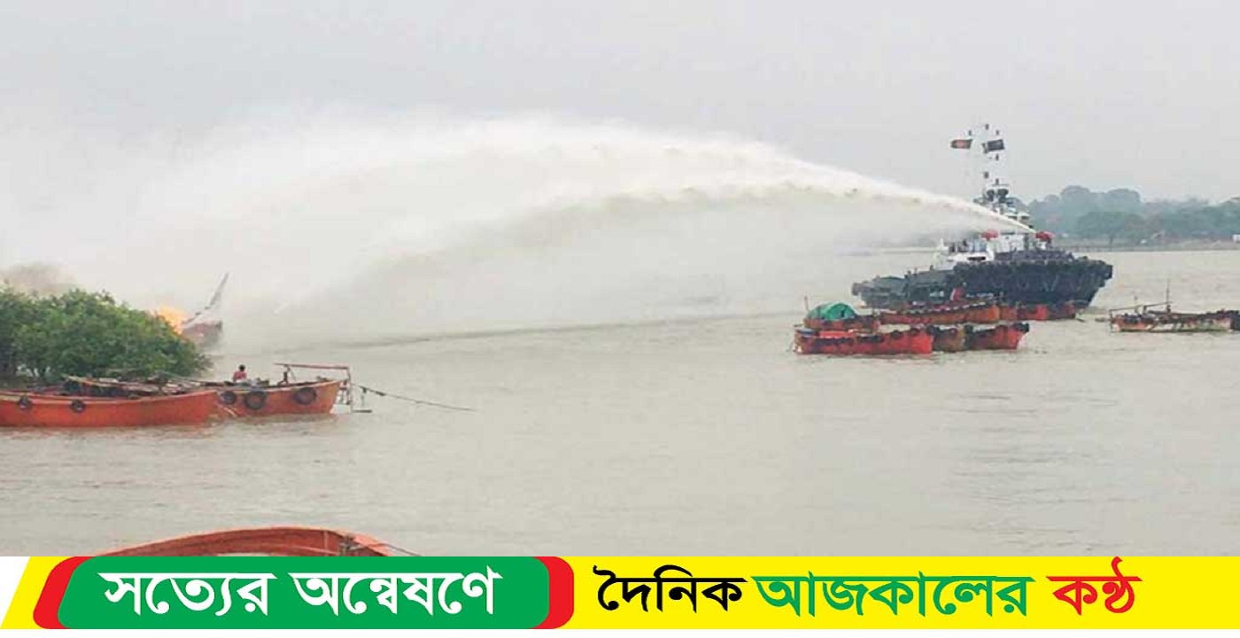 নোঙ্গররত ফিশিং বোটে আগুন, দগ্ধ ৪
