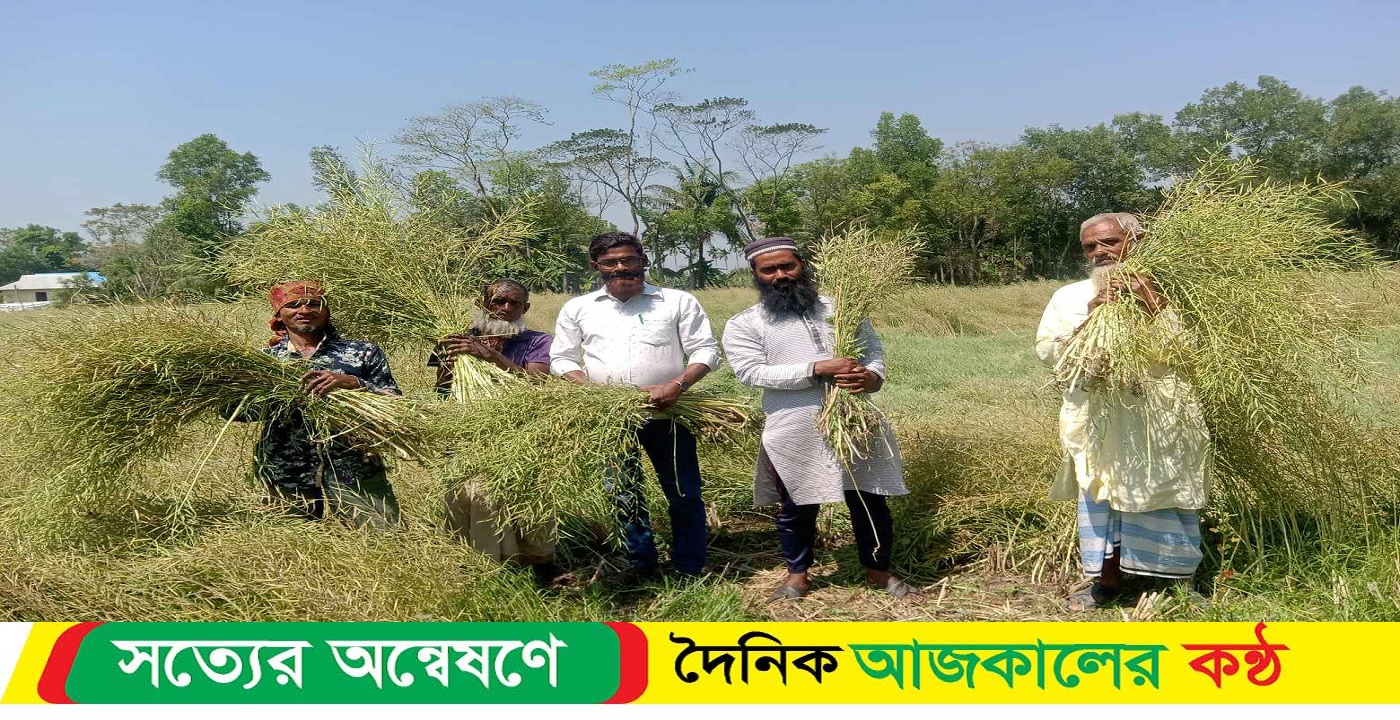 দৌলতখানে প্রণোদনার বীজ ও সার পেয়ে কৃষকের মুখে হাসি