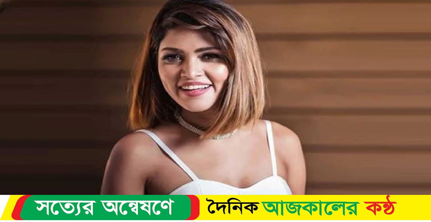 ব্যারিস্টার সুমনের পাশে দাঁড়িয়ে হাসি ভাইরাল, যা বললেল পিয়া