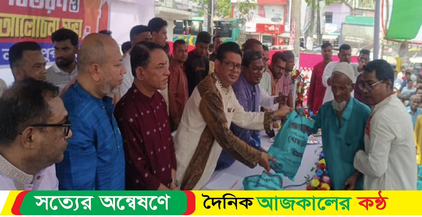 লক্ষ্মীপুরে শতাধিক মানুষের মাঝে স্বেচ্ছাসেবক লীগের ইফতার সামগ্রী বিতরণ