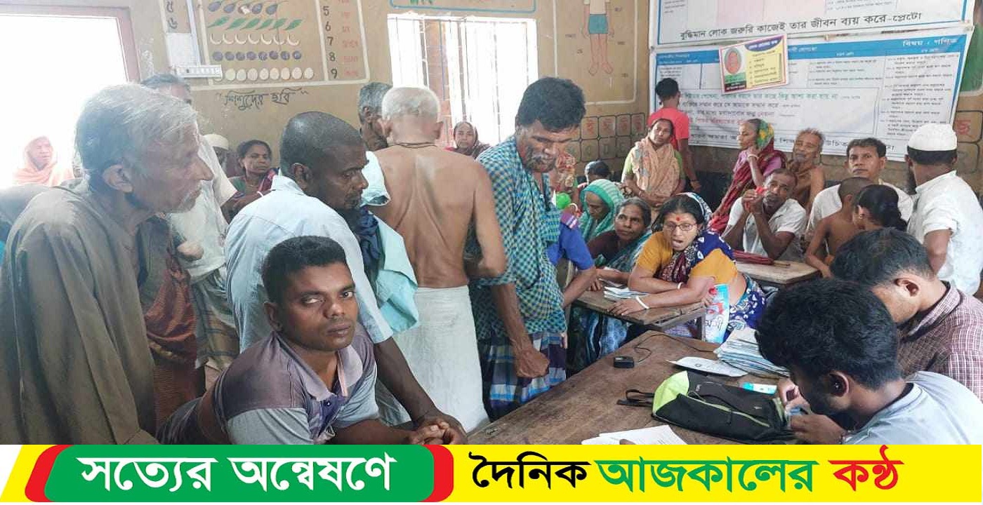 উৎসবমুখর পরিবেশে শ্যামনগর উপজেলায় বয়স্ক, বিধবা ও প্রতিবন্ধীদের মাঝে ভাতার টাকা বিতরণ