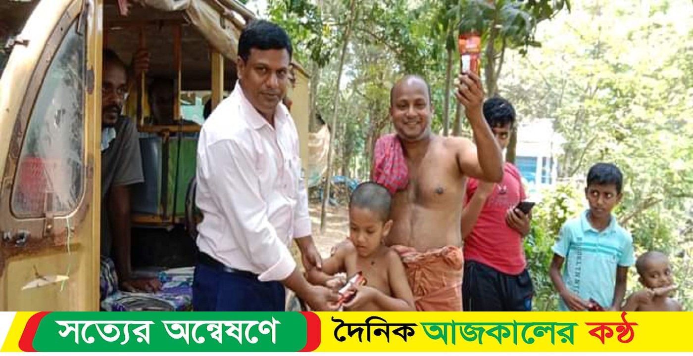গাজীপুরে জাতীয় হিন্দু মহাজোটের পক্ষ থেকে ফ্রী আইসক্রীম বিতরণ