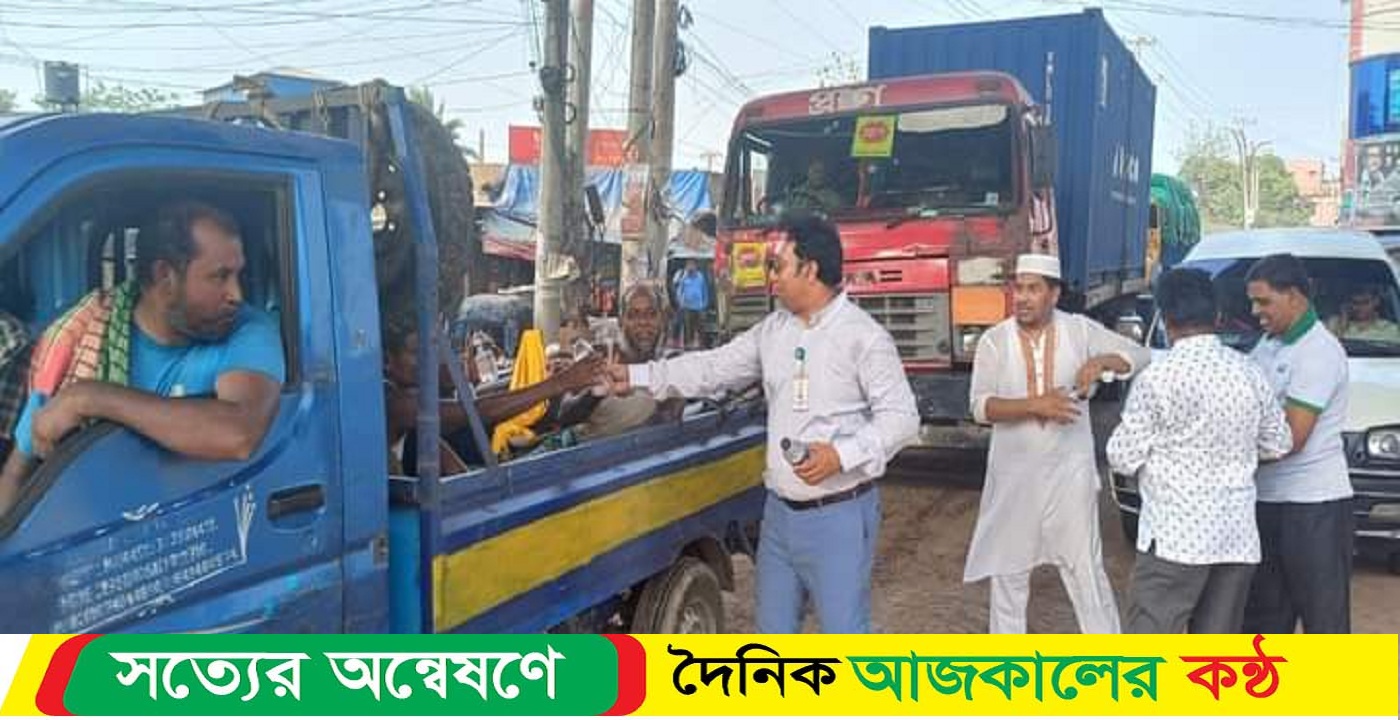 পূবাইলে পানি ও খাবার স্যালাইন বিতরণ