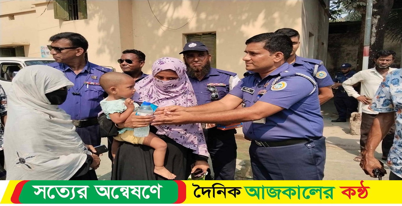 বোরহানউদ্দিনে পথচারীদের মাঝে পানি ও খাবার স্যালাইন বিতরণ করলো পুলিশ
