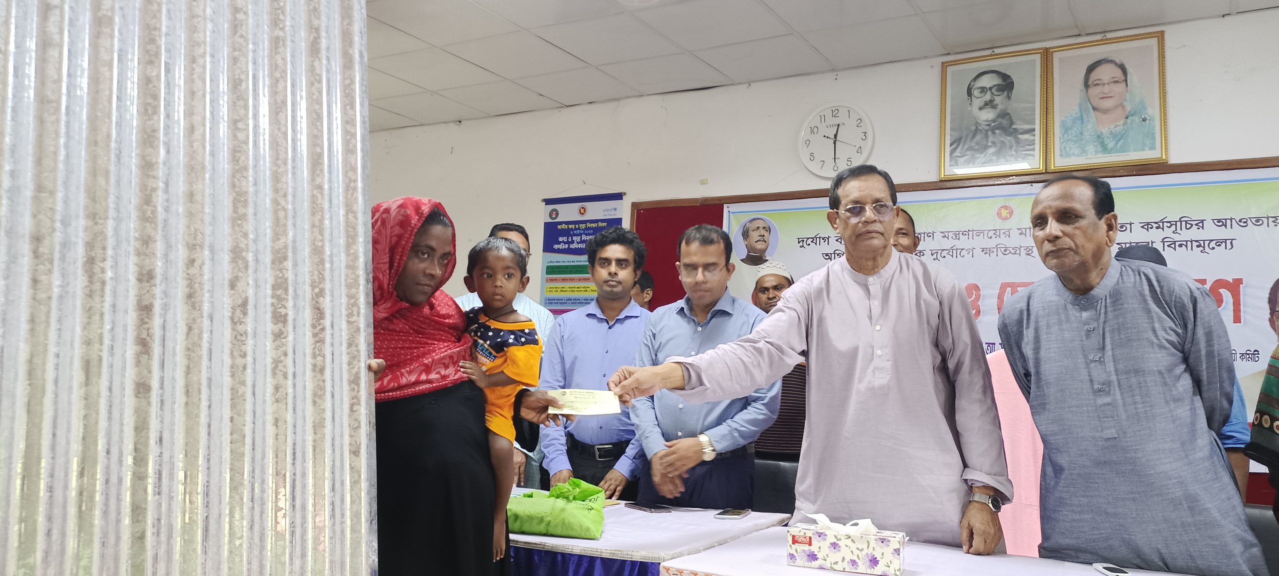 বাউফলে অগ্নিকাণ্ড ও প্রাকৃতিক দুর্যোগে ক্ষতিগ্রস্ত পরিবারের মাঝে ঢেউটিন ও চেক বিতরণ