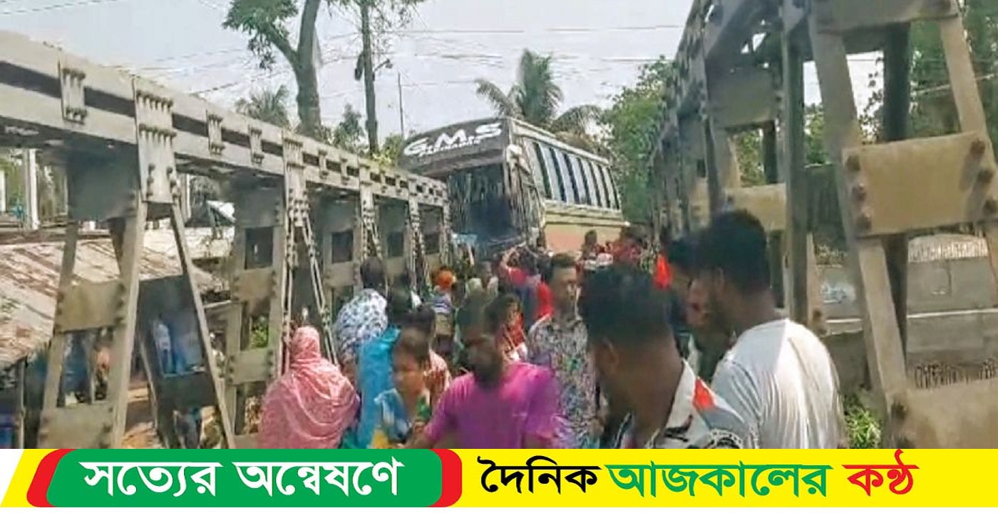 বাগেরহাটে ষ্টীলব্রীজের রেলিংএ আটকে আছে যাত্রীবাহি বাস, যানচলাচল বন্ধ