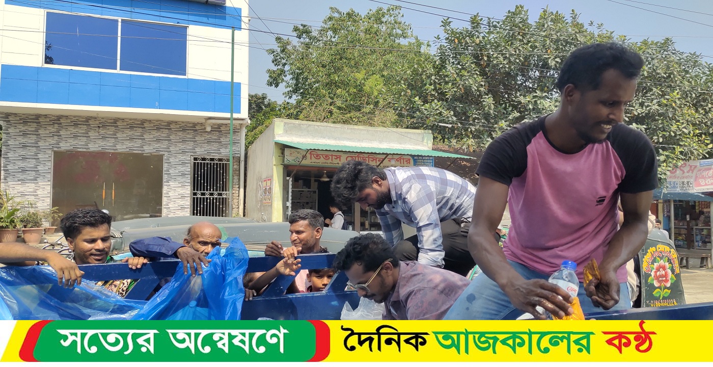 তিতাসে তাপপ্রবাহে পথচারীদের মাঝে খাবার পানি ও স্যালাইন বিতরণ