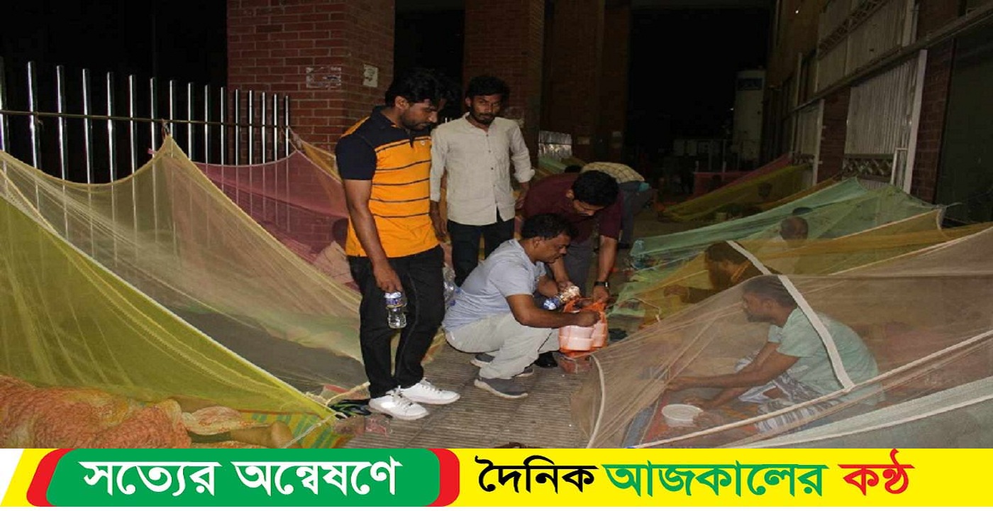 হাসপাতালে রোগীর স্বজনদের মাঝে সেহরি বিতরণ হেল্প স্টেশনের