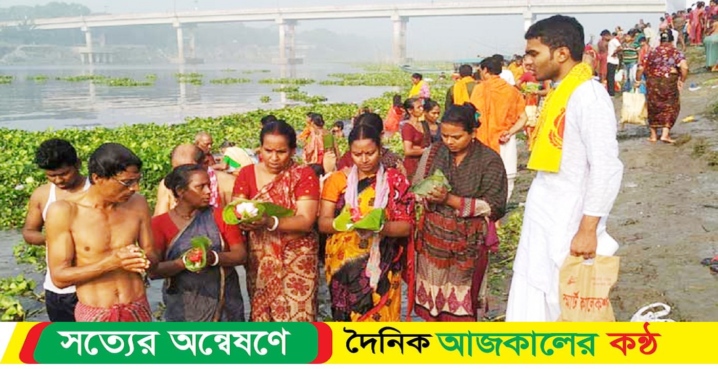 প্রতিবছরের মতো মানিকগঞ্জে গঙ্গাস্নানে পুণ্যার্থীদের ঢল