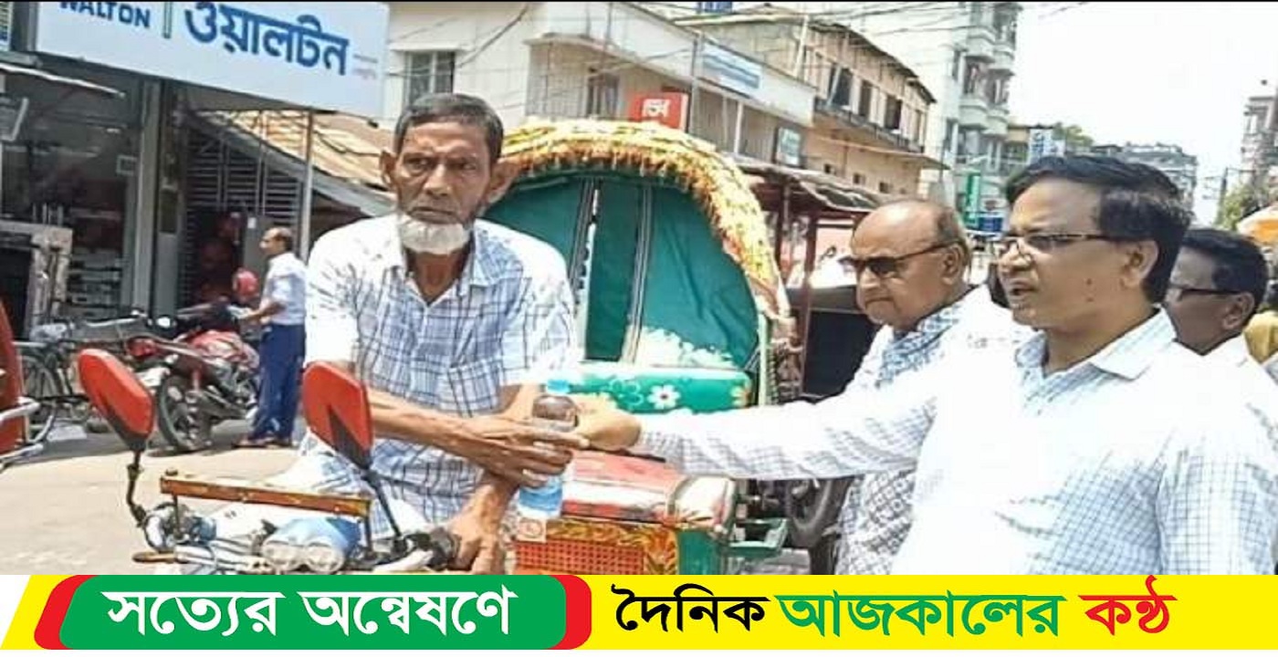 ঝালকাঠিতে সামাজিক সংগঠন ইয়াস এর উদ্যোগে তাপপ্রবাহে তৃষ্ণার্তদের মাঝে পানি ও স্যালাইন বিতরণ