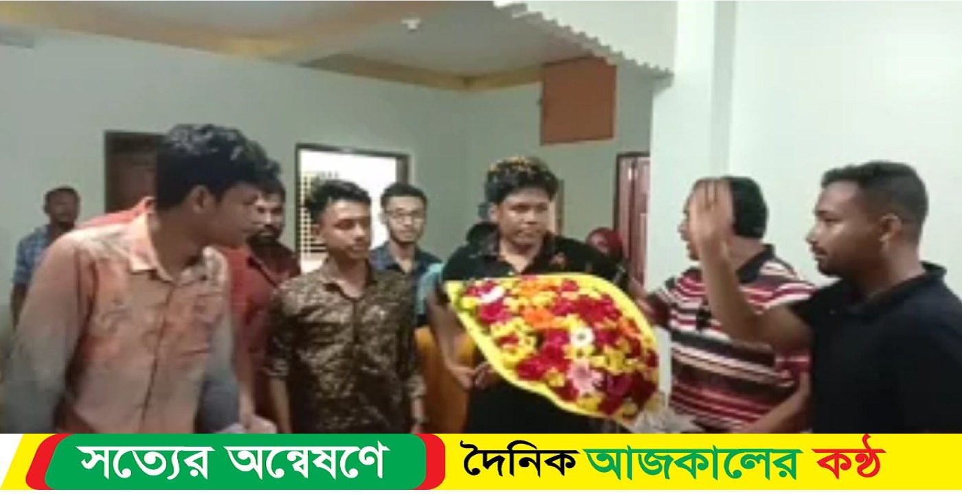 নেত্রকোনায় সোমালিয়া জলদস্যুদের থেকে মুক্তি পাওয়া ছেলে বাড়ি ফেরায় কান্নায় ভেঙ্গে পড়েন পরিবারের সবাই