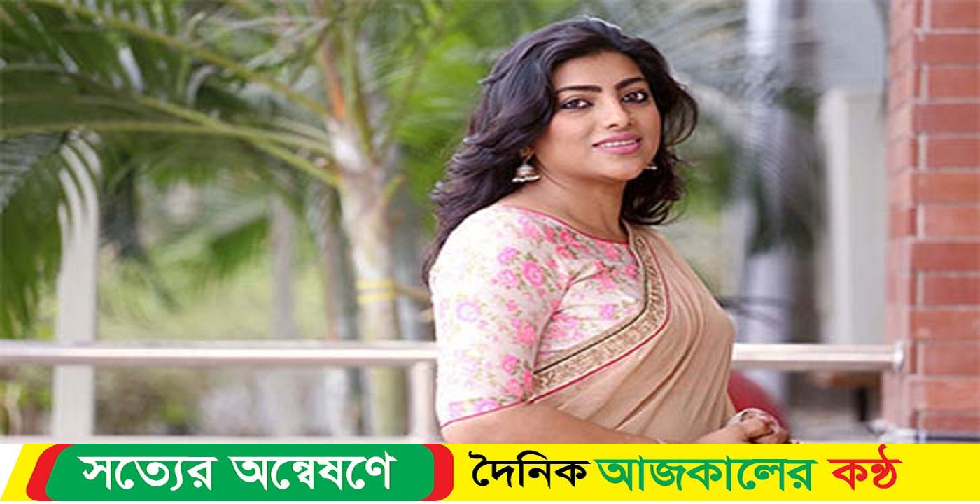 প্রথমবার সিনেমায় মৌ