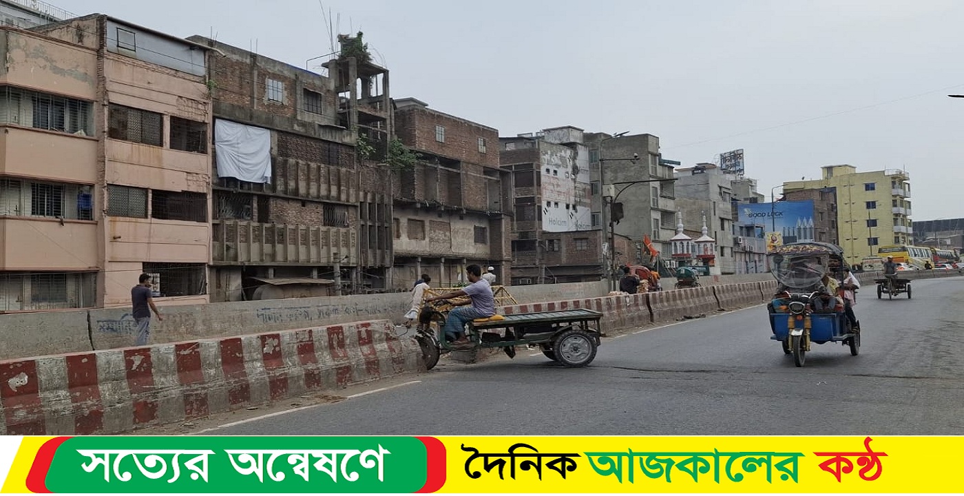 বাবুবাজার ব্রিজের এখন অবৈধ বেটারিচালিত অটোরিকশা,ভ‍্যান ও লেগুনার দখলে