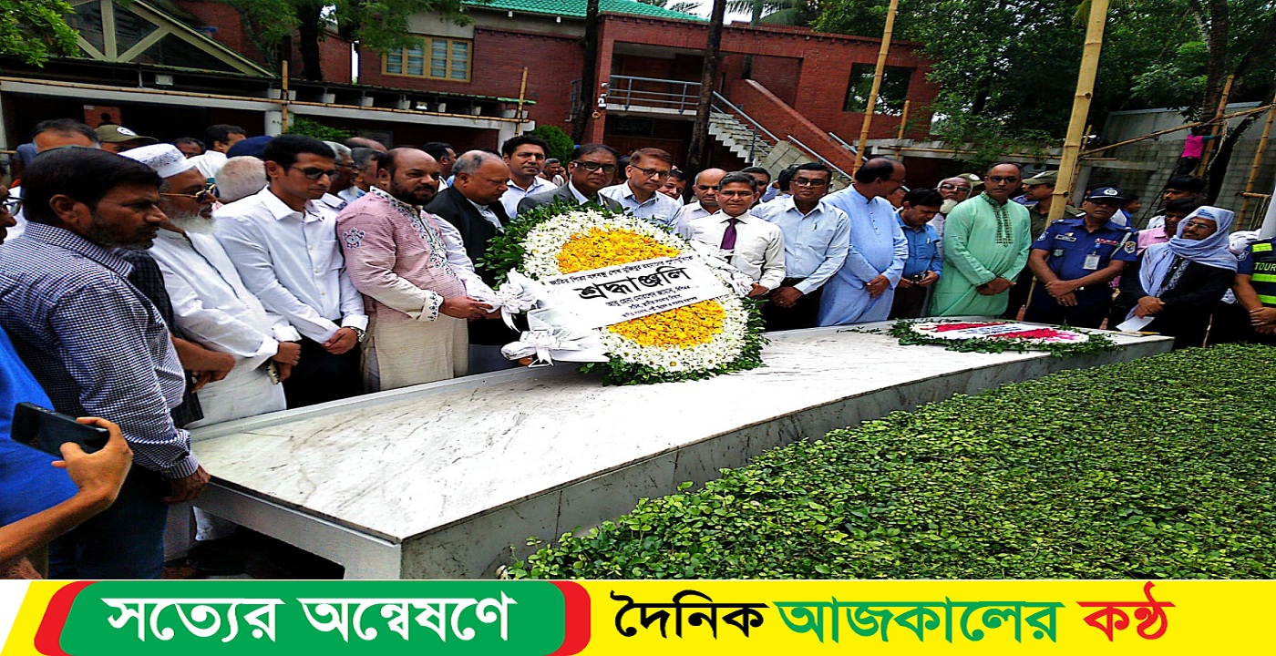 টুঙ্গিপাড়ায় বঙ্গবন্ধুর সমাধিতে ফুল দিয়ে শ্রদ্ধা
