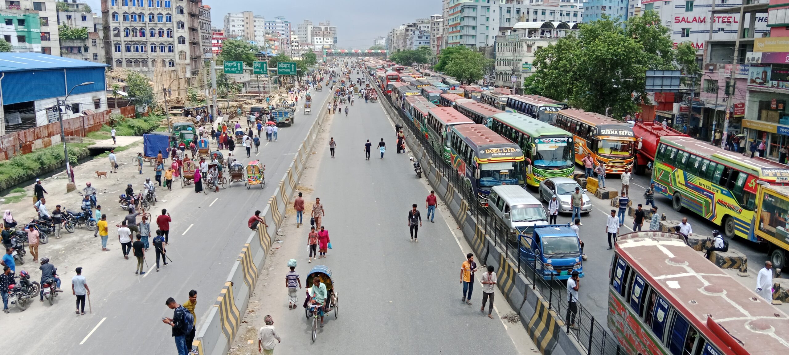 রাজধানীর দীর্ঘ যানজটে নাকাল যাত্রী ও পরিবহন চালকরা