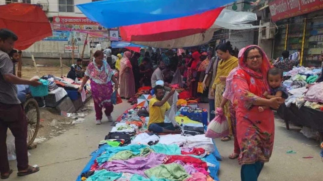 মেরাদিয়ায় রাস্তা দখল করে বসছে হকার, লাখ লাখ টাকা চাঁদাবাজির অভিযোগ