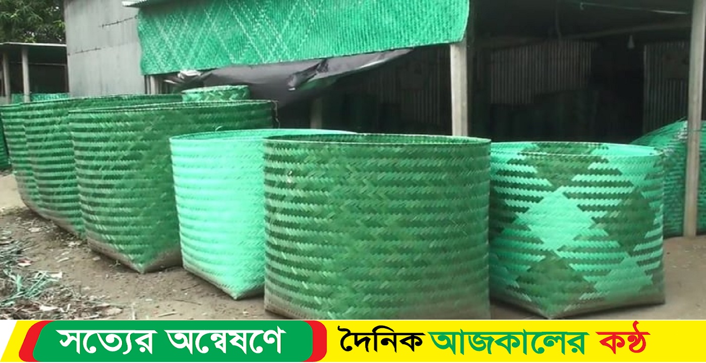জামালপুরে গ্রামীন মহিলারা প্লাস্টিকের বেল্ট দিয়ে তৈরি করছে শস্যের ডোল