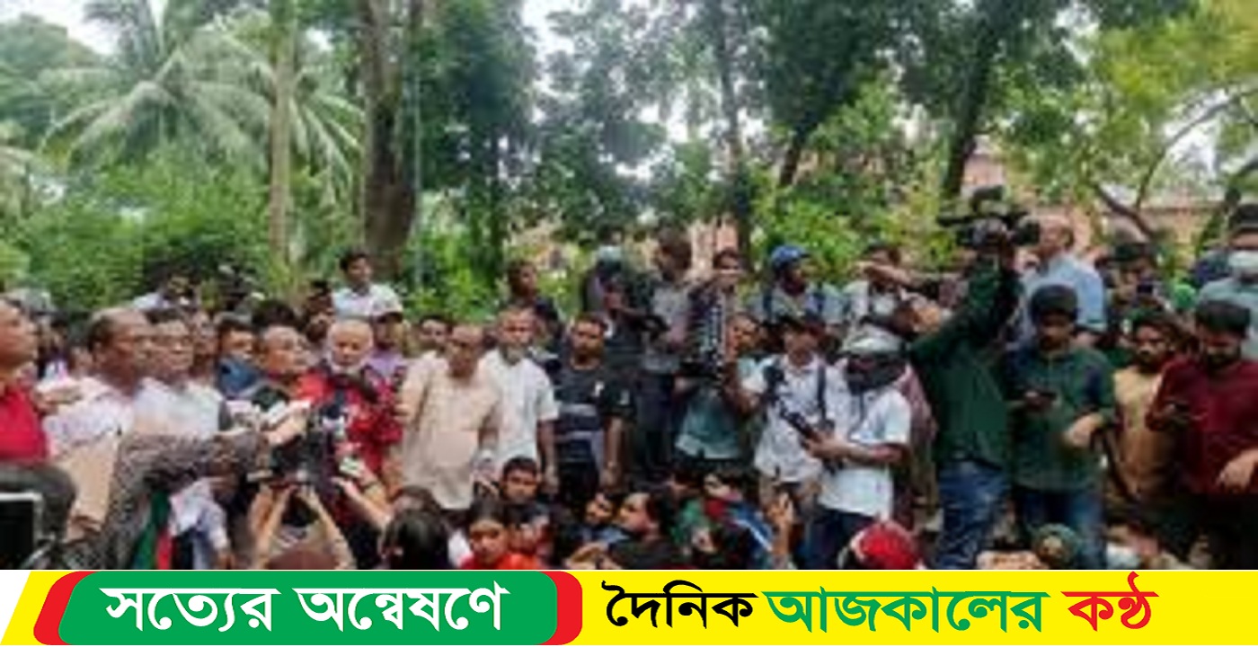 কার্জন হলের সামনে শিক্ষক-শিক্ষার্থীদের অবস্থান