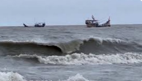চট্টগ্রামে ৩ নম্বর সতর্ক সংকেত – বৃষ্টিপাত থাকতে পারে আরো তিনদিন