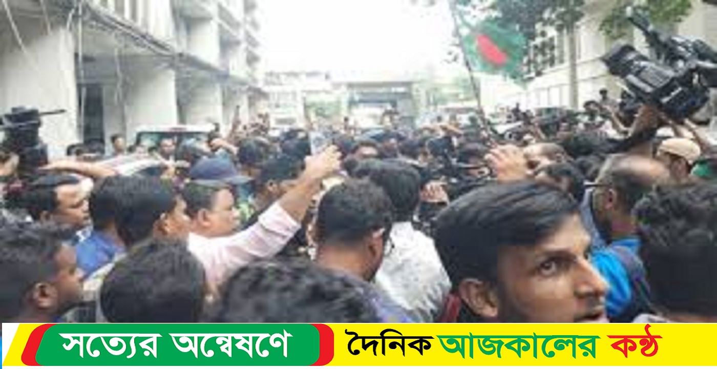 হাজারো শিক্ষার্থী সচিবালয়ে ঢুকে পড়েছেন