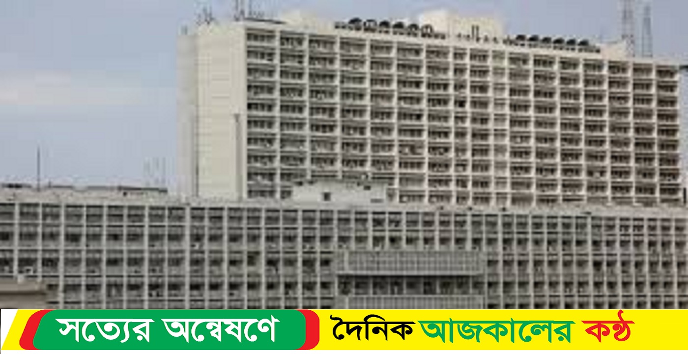 সচিবালয়ে প্রতিবাদ আওয়ামী সরকারের তৈরি ডিসি ফিটলিস্ট বাতিলের দাবিতে