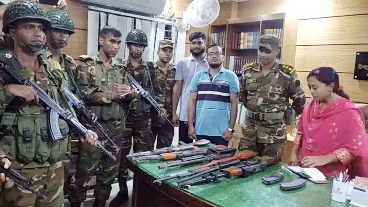 লুট হওয়া অস্ত্র ফিরিয়ে দিলেন শিক্ষার্থীরা