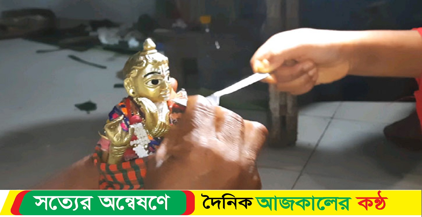 ঠাকুরগাঁওয়ে কৃষ্ণমূর্তি দুধ পান হাজারো মানুষ ভিড়