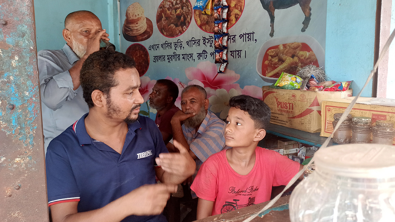 ক্রেতাদের ইশারা আর ঠোঁটের ভাষা বুঝে দোকান করছেন বাবা-ছেলে