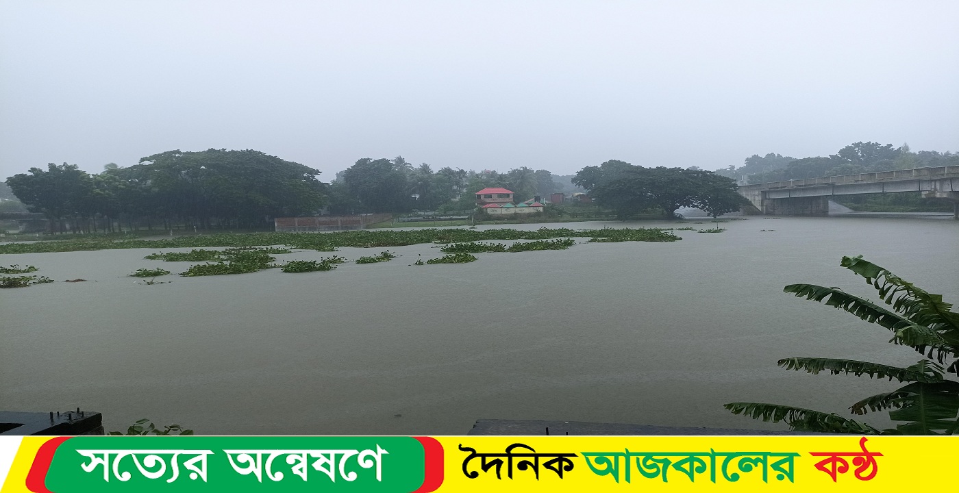 ঝিনাইদহে টানা তিনদিন ধরে ভারি বৃষ্টিতে নদীগুলো ফুঁসে উঠছে জনজীবনে নেমে এসেছে স্থবিরতা