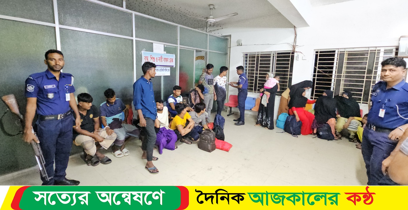 টেকনাফে বঙ্গোপসাগর দিয়ে মালয়েশিয়া যাওয়ার পথে নারী-পুরুষ শিশু’সহ আটক ২৪