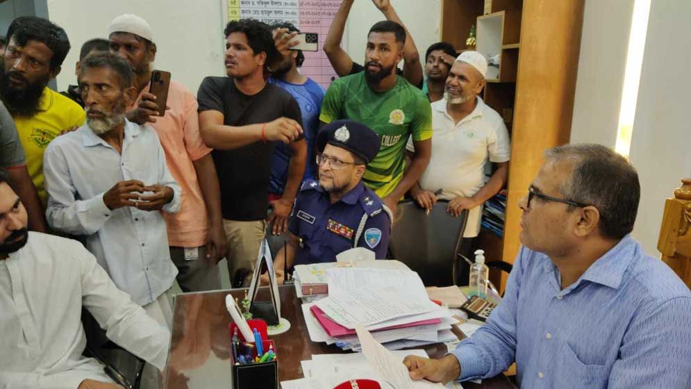 নির্বাহী কর্মকর্তা শামসুল আলম অবরুদ্ধ