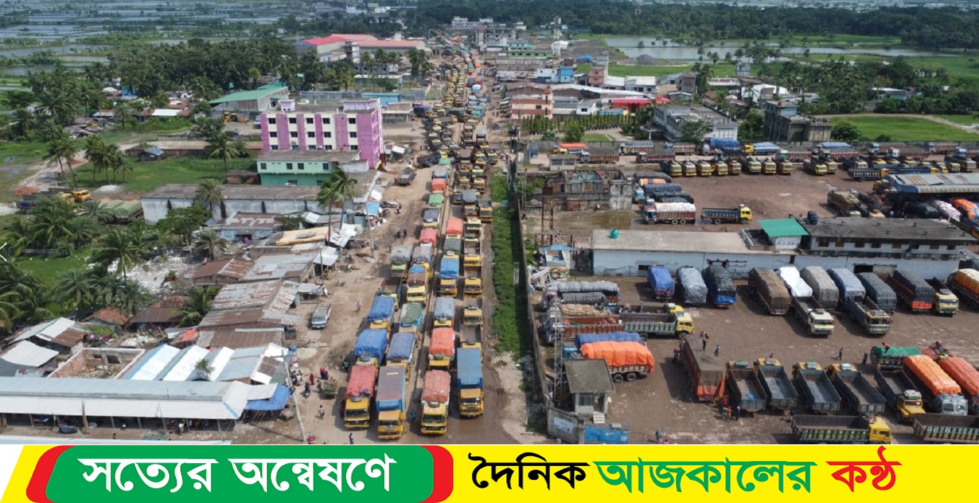 পূজার ছুটি শেষে কর্মচাঞ্চল্য ফিরেছে ভোমরা স্থলবন্দরে