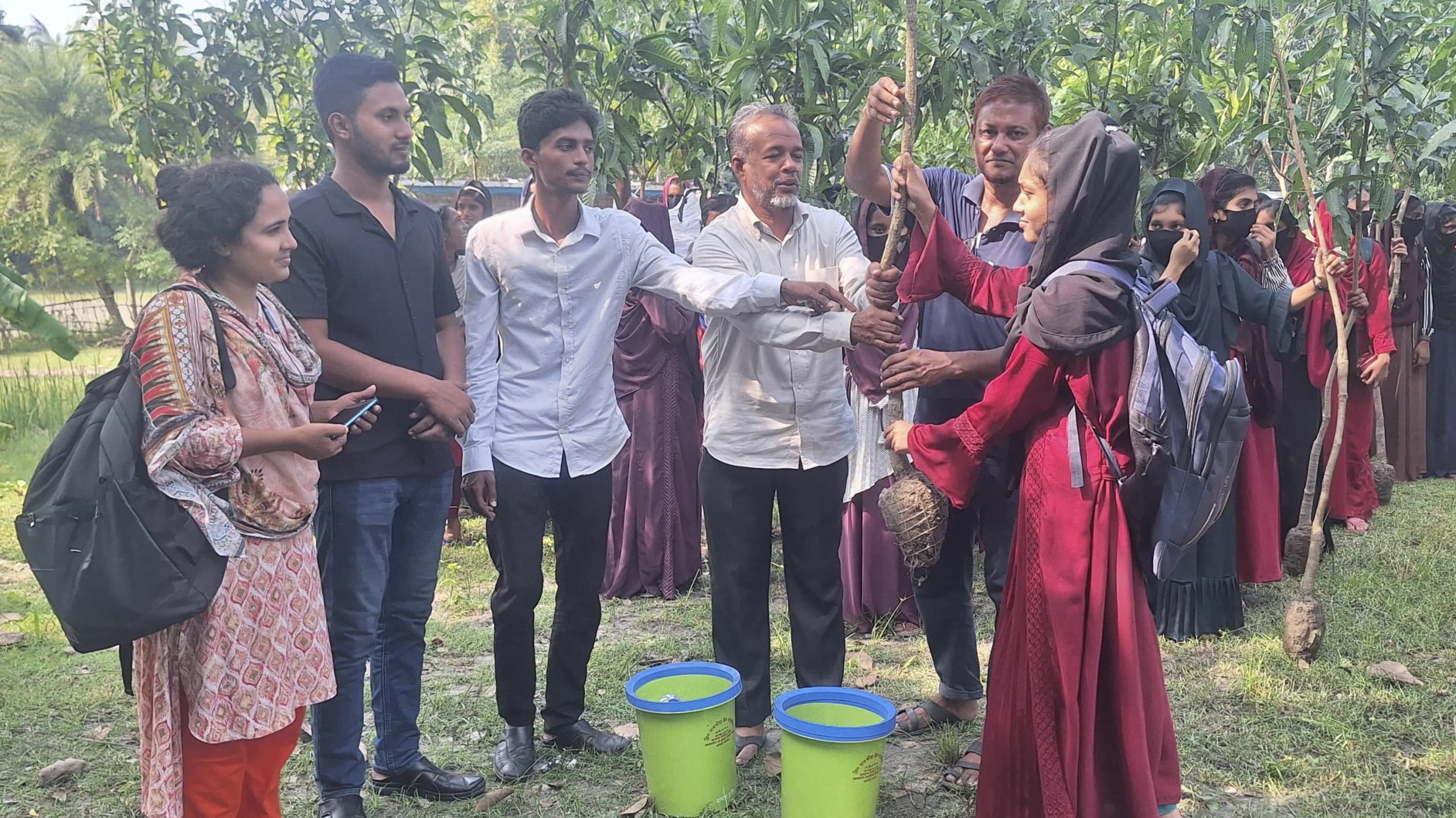 সাতক্ষীরায় পরিবেশ রক্ষায় প্লাস্টিকের বিনিময়ে গাছ বিতরণ