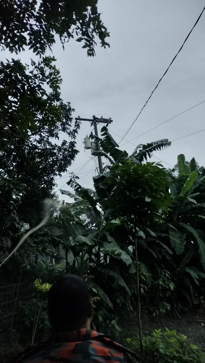 উলিপুর তেঁতুলতলা ৭নংওয়ার্ডে বৈদ্যুতিক খুঁটিতে আগুন