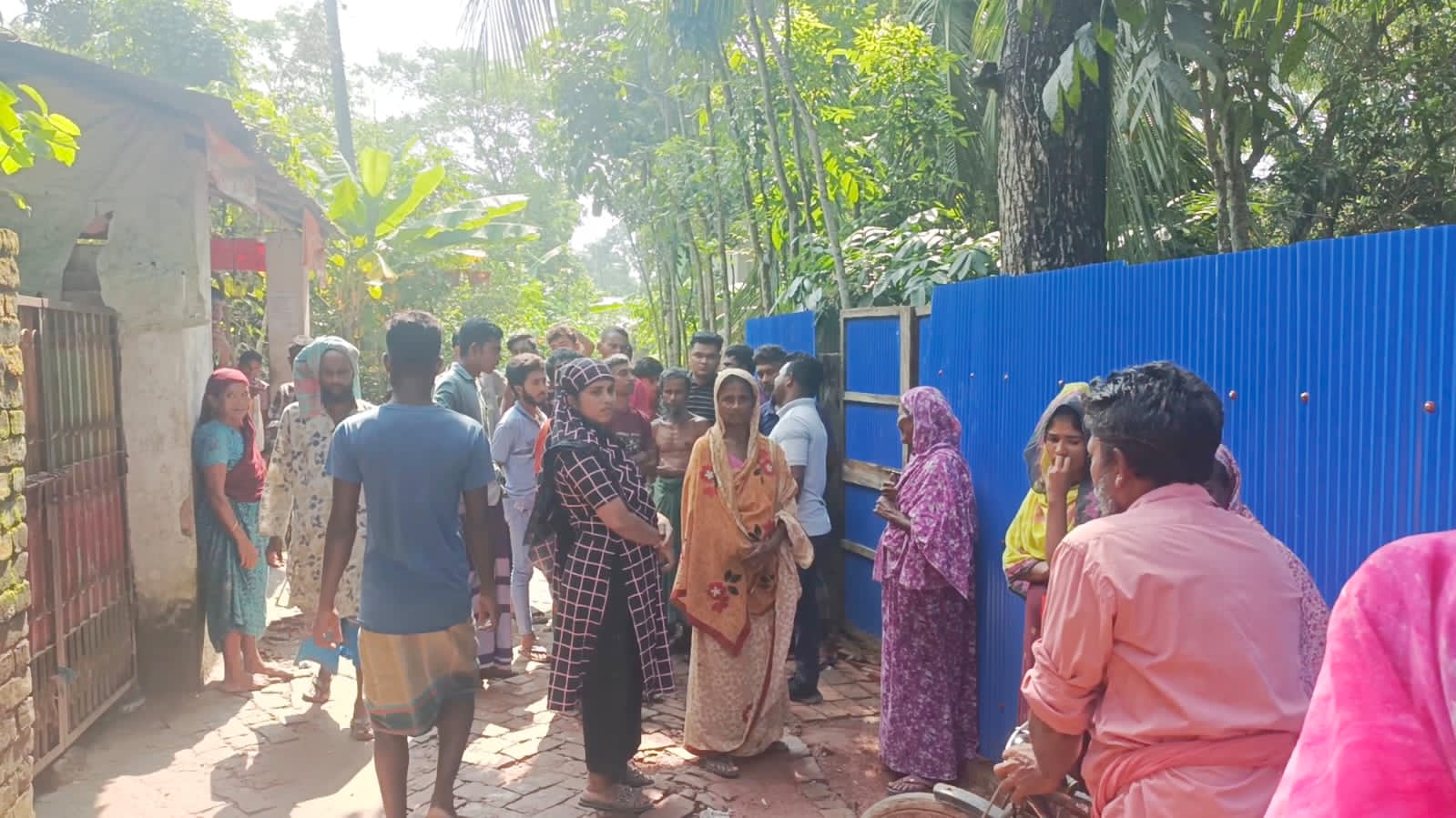 টাকা না পেয়ে বিমা কোম্পানির কর্মীর বাড়ি ঘেরাও গ্রাহকদের