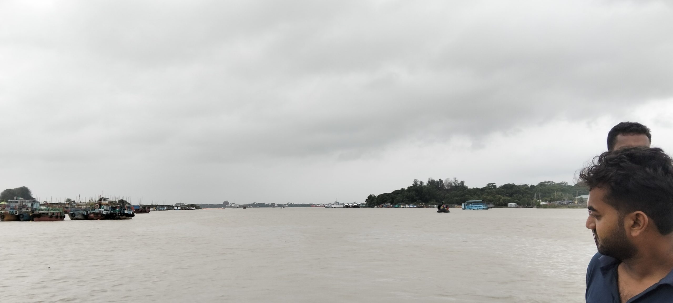 ঘূর্ণিঝড় ‘দানা’র প্রভাবে মোংলায় বৈরী আবহাওয়া, বিপাকে নিম্ন আয়ের মানুষ