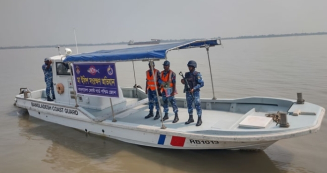 মা ইলিশ রক্ষায় কোস্ট গার্ডের অভিযান শুরু