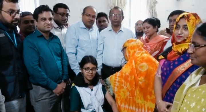 বাগেরহাটে জরায়ুর মুখে ক্যান্সার প্রতিরোধে টিকাদান ক্যাম্পেইন উদ্বোধন