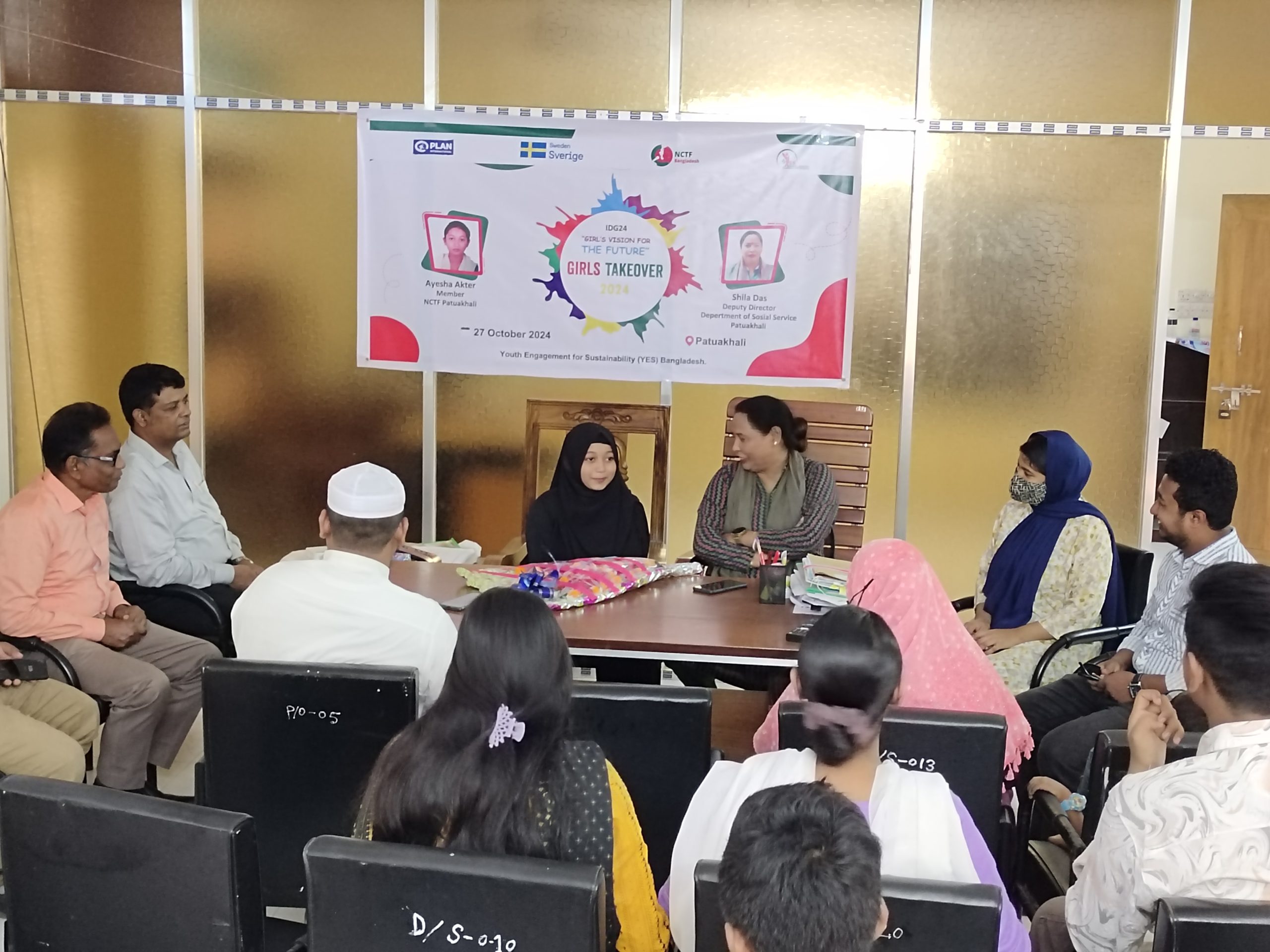 সমাজসেবার উপপরিচালকের প্রতীকী দায়িত্বে স্কুল শিক্ষার্থী আয়েশা