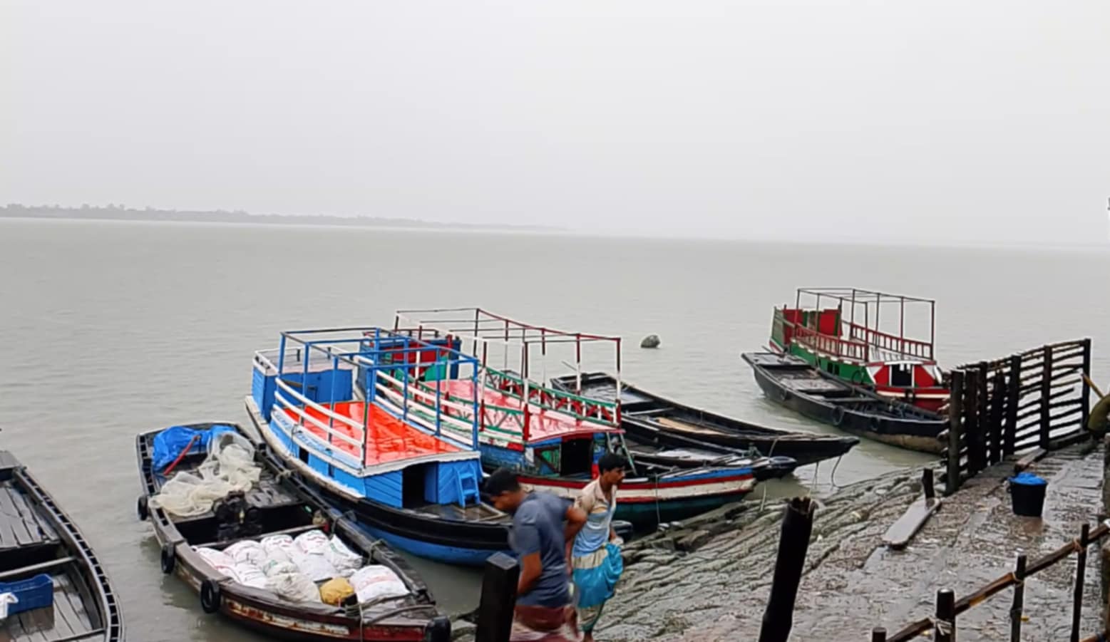 বৃষ্টি ও দমকা হাওয়া হলেও ঘূর্ণিঝড় ডানা থেকে নিরাপদ সাতক্ষীরা উপকূল