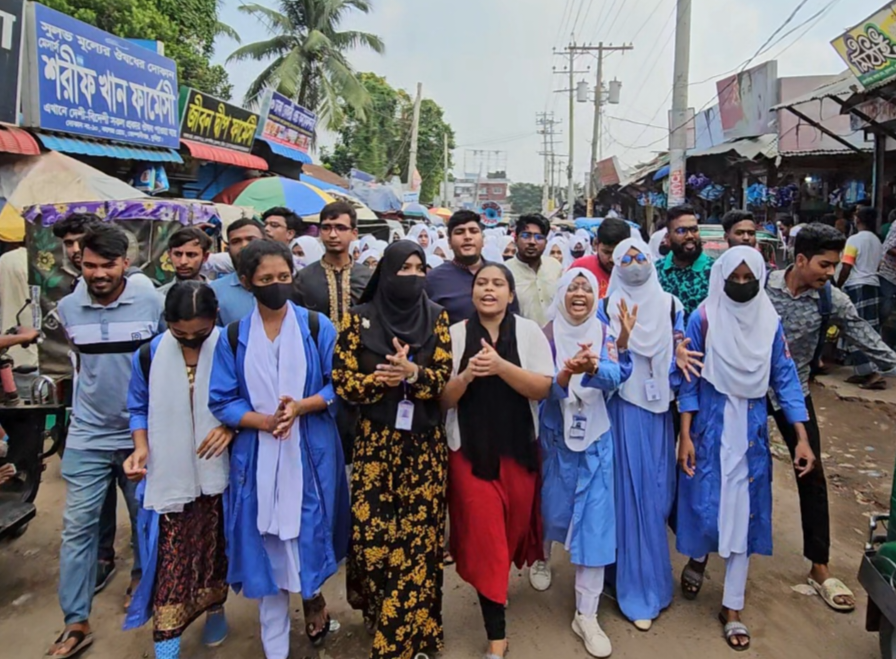 মুরাদনগরে রাষ্ট্রপতির পদত্যাগ দাবিতে বিক্ষোভ মিছিল ও সড়ক অবরোধ