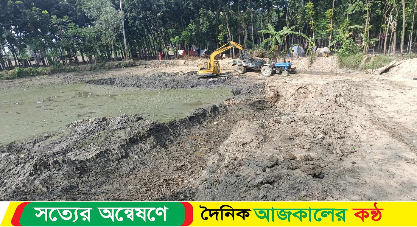 নওগাঁর দুবলহাটিতে পুকুর সংস্কারের নামে চলছে মাটি বিক্রির মহোৎসব