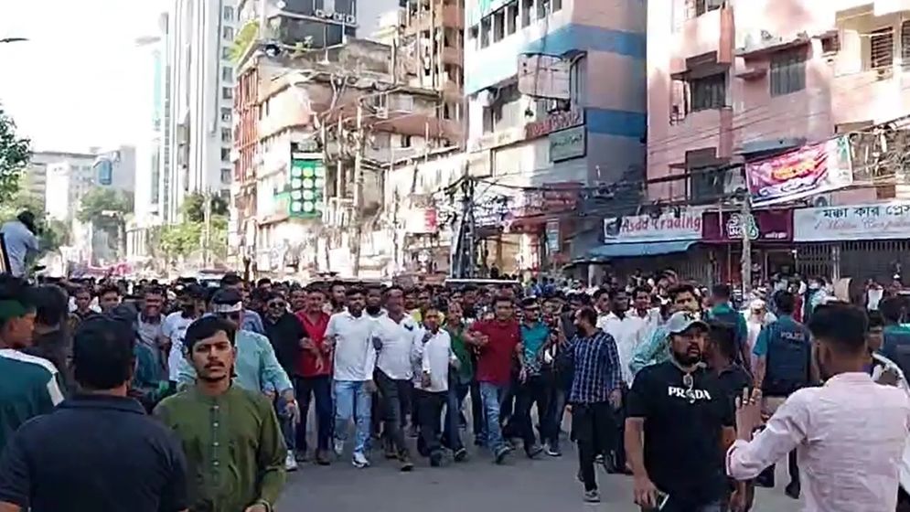 নয়াপল্টনে বিএনপি নেতাকর্মীদের ঢল
