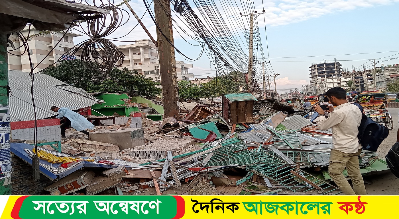 বরিশাল মহাসড়কের পাশে থাকা অবৈধ স্থাপনা উচ্ছেদ অভিযান।