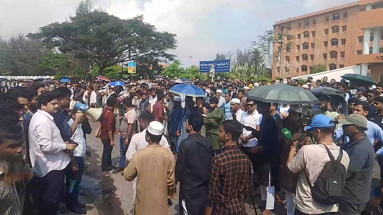 বরিশালে (ববি) শিক্ষার্থী সড়ক দুর্ঘটনায় নিহত হওয়ার প্রতিবাদে মহাসড়ক অবরোধ