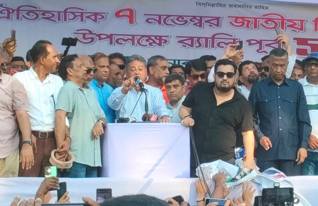 ফ্যাসিস্ট হাসিনা সরকারকে হটানোর ভিত্তি তৈরি করেছিল বিএনপি  : আমির খসরু
