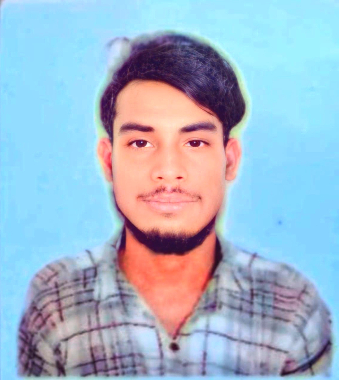 লালমনিরহাটে প্রতিবেশীরাও কাঁদে! শহীদ শাহিনুরের বাবা-মায়ের কান্না দেখে