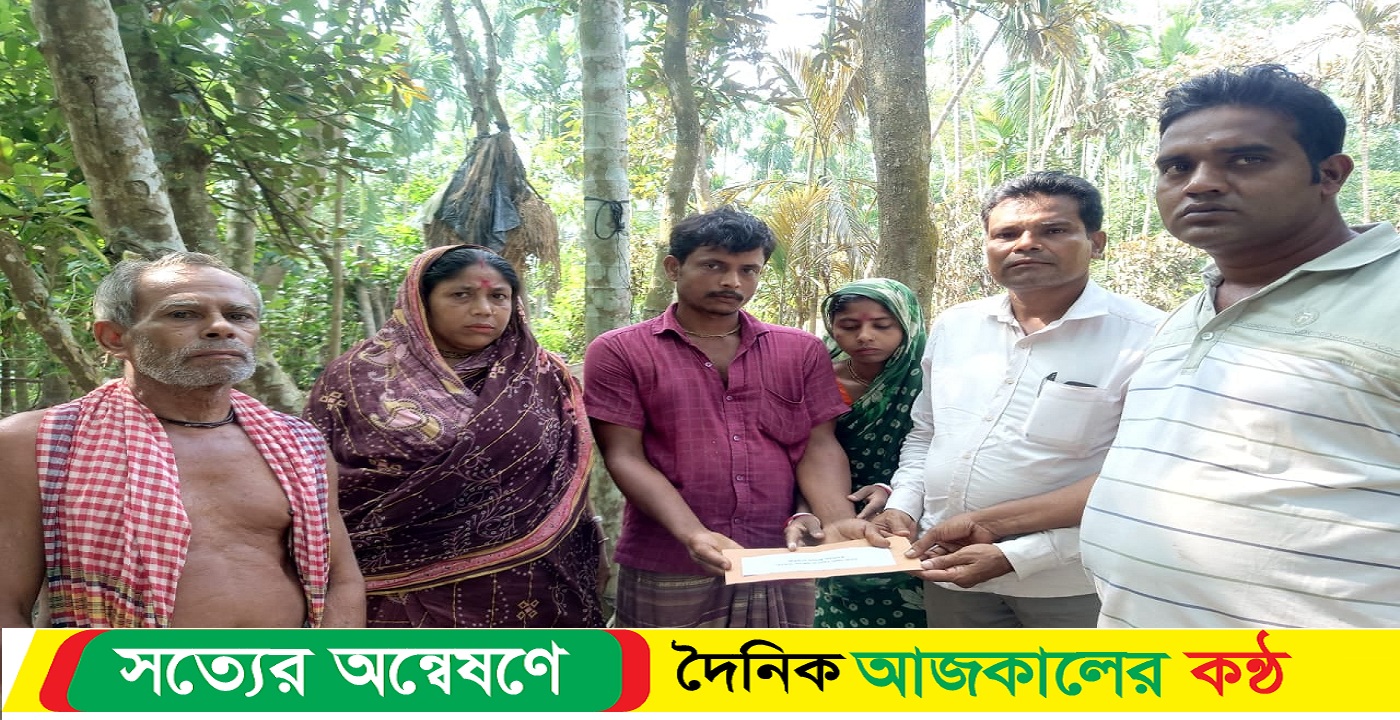 কাঠালিয়ায় অগ্নিকাণ্ডে ক্ষতিগ্রস্ত পরিবারকে উপজেলা বিএনপি’র আর্থিক সহায়তা