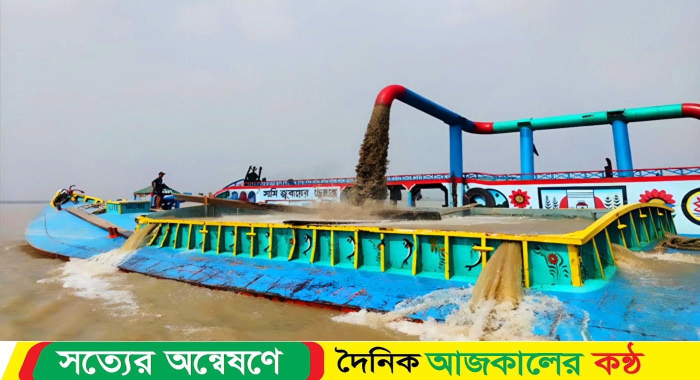 শরীয়তপুরের পদ্মা নদীতে ড্রেজার দিয়ে অবৈধভাবে বালু উত্তোলন